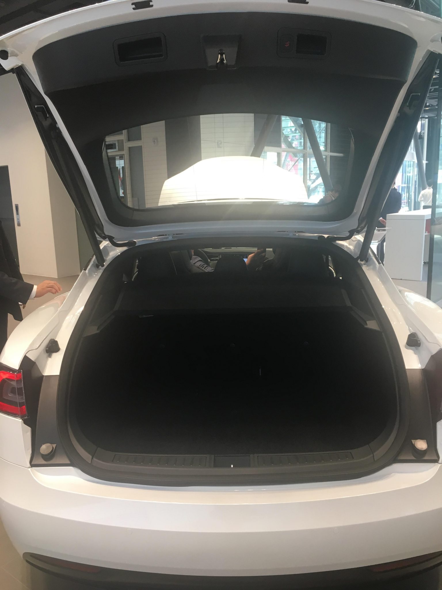 테슬라 모델 S 뒷 트렁크
