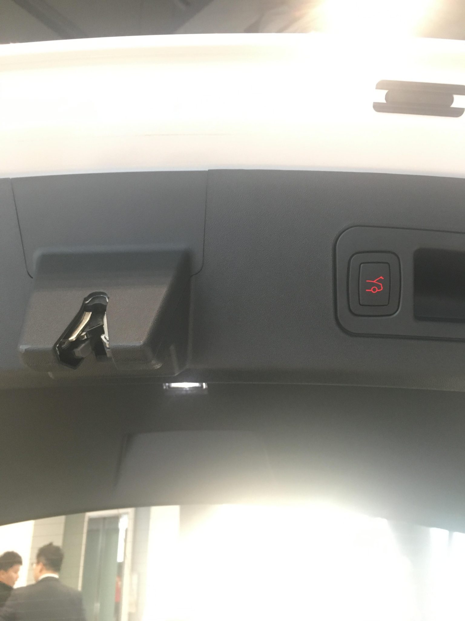 테슬라 모델 S 뒷 트렁크 자동 닫힘 스위치