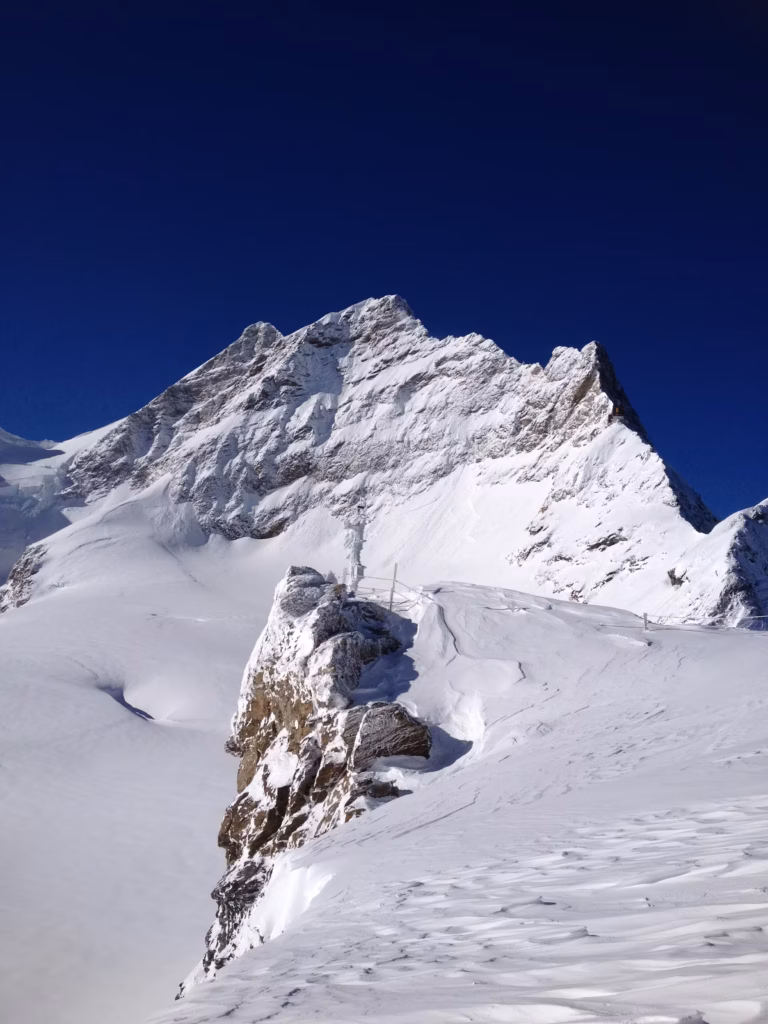 알프스 산 정상의 눈