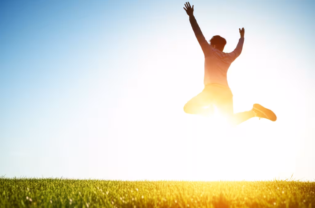 undefined 기운좋고 활기차게 점프하는 젊은이의