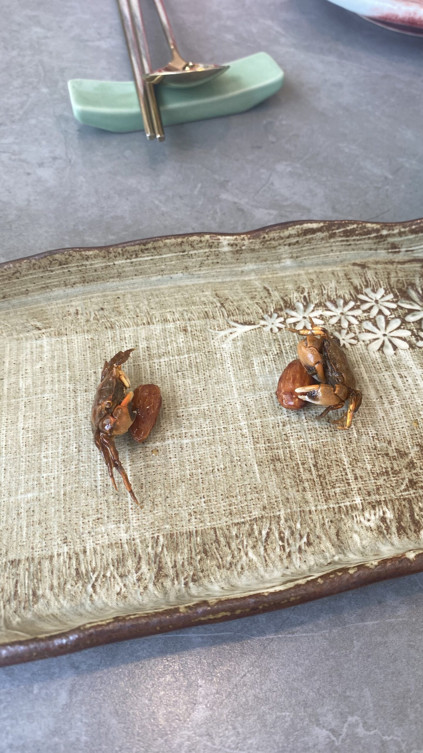 21 맞이음식 철게 강정과 아몬드1 scaled