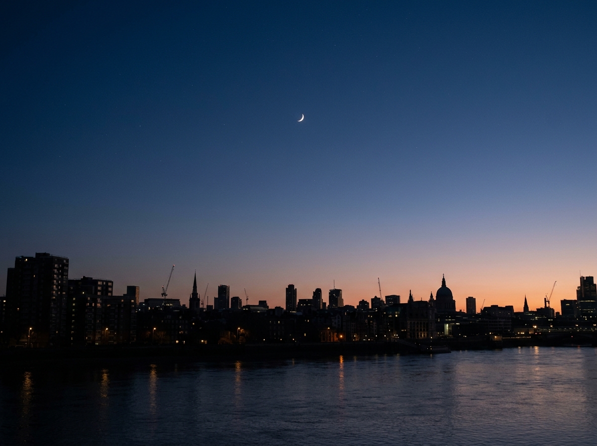 새벽 하늘에 떠 있는 가느다란 그믐달